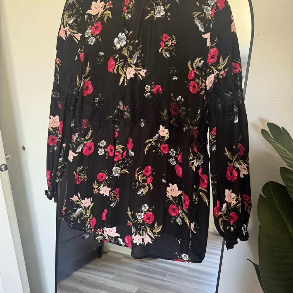 Dynamite Floral Blouse - Black and Pink